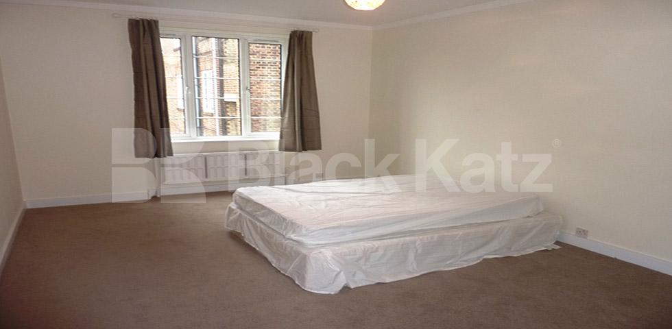 			FOUR DOUBLE BEDROOMS!!!, 4 Bedroom, 1 bath, 1 reception Flat			 Finchley Road, FINCHLEY ROAD